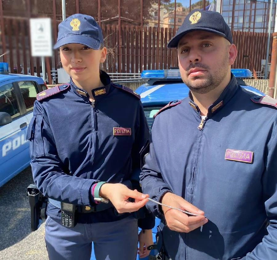 Roma. La polizia di Stato recupera un bracciale nuziale caduto dentro una griglia di ventilazione e lo restituisce alla  proprietaria
