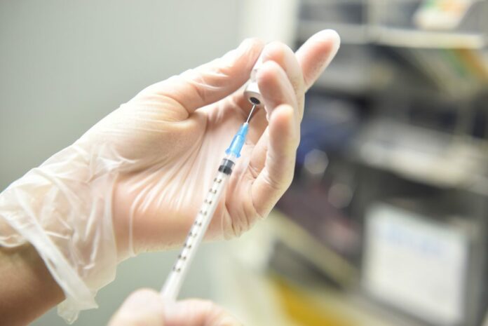 Aifa “Le autorizzazioni ai vaccini anti-Covid restano valide”