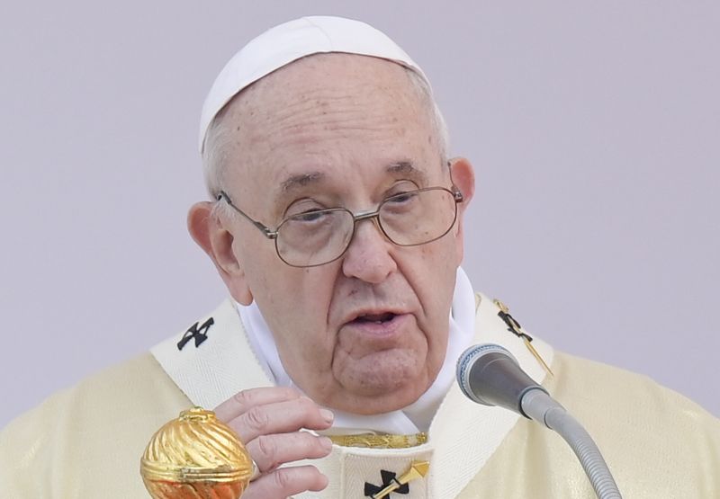 Violenza contro donne, Papa “Degrado per l’umanità, serve protezione”