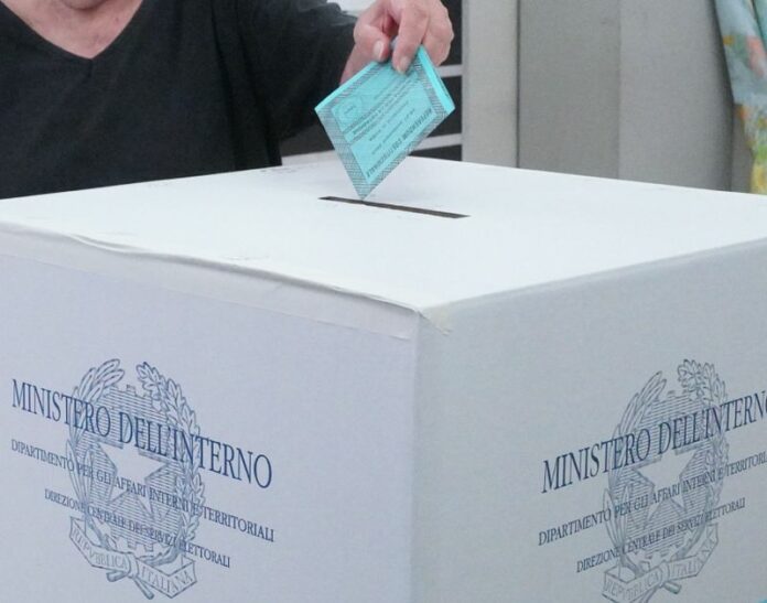 Al centrosinistra Milano, Napoli e Bologna, ballottaggi a Roma e Torino