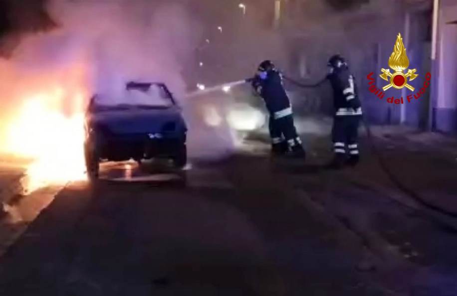 immagine incendio auto a quartu sant'elena