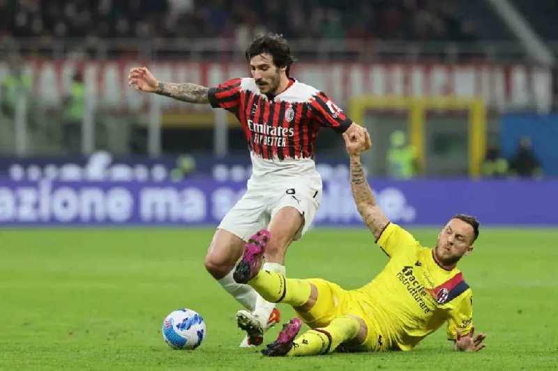 Il Milan frena col Bologna, Napoli e Inter si avvicinano