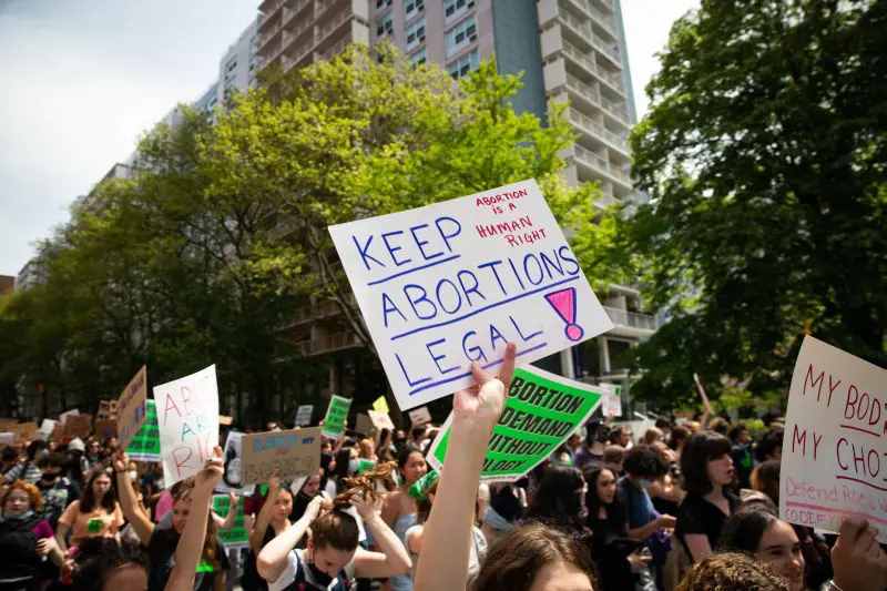 Usa, la Corte Suprema abolisce la sentenza sul diritto all’aborto. Biden “Tragico errore”