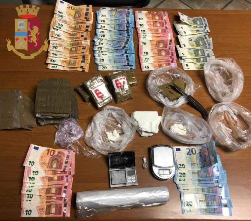 Roma. Spaccio di droga al bar. Arrestato il titolare. Sequestrate 5946 dosi di hashish, 761 dosi di cocaina e 2420 euro in contanti.