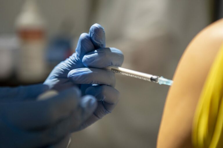 Vaccino, dall’Ema via libera al Moderna per gli adolescenti