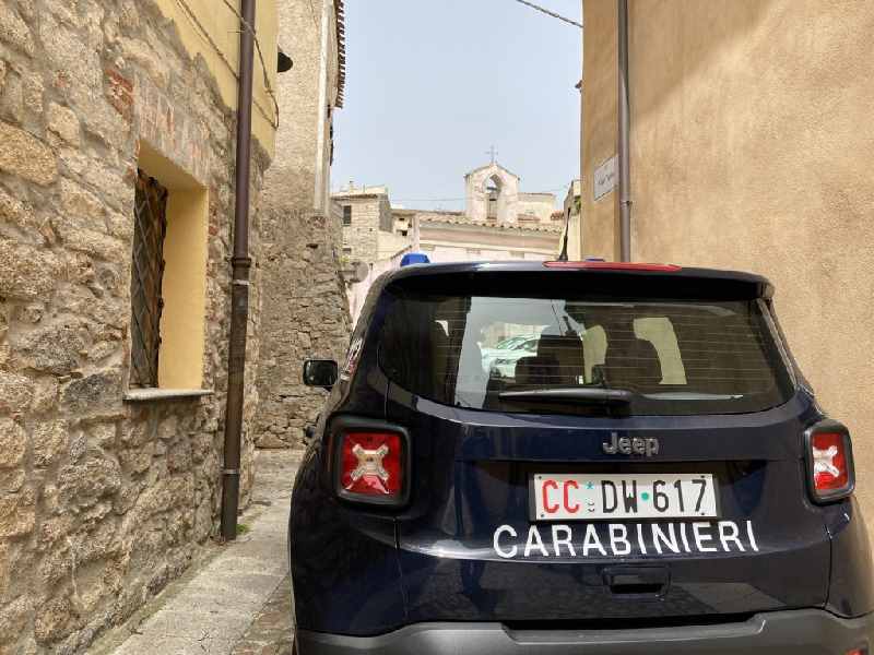 Auto dei carabinieri, Lotzorai ( NU ) Aggredisce sua madre con uno spiedo. L'uomo era già stato denunciato
