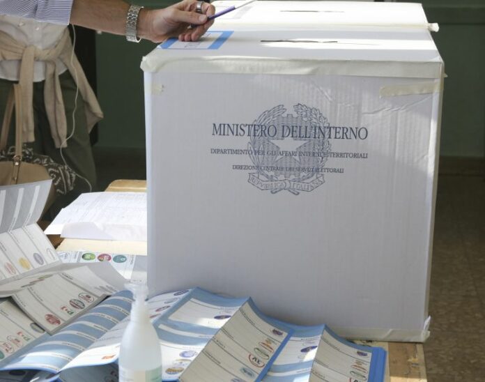 Urne aperte per i ballottaggi, occhi puntati su Roma e Torino