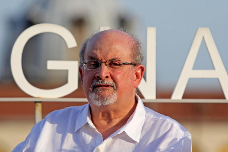 Salman Rushdie operato è attaccato a un respiratore