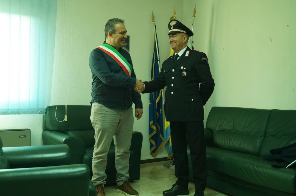 Torpè (NU) Il Comandante di Stazione Luogotenente Leonardo Corradini  lascia Torpè. Saluto al Sindaco
