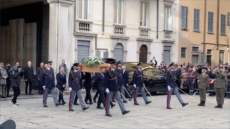 Maroni, a Varese i funerali di Stato. Meloni “Italia fortunata a poter contare su di lui”