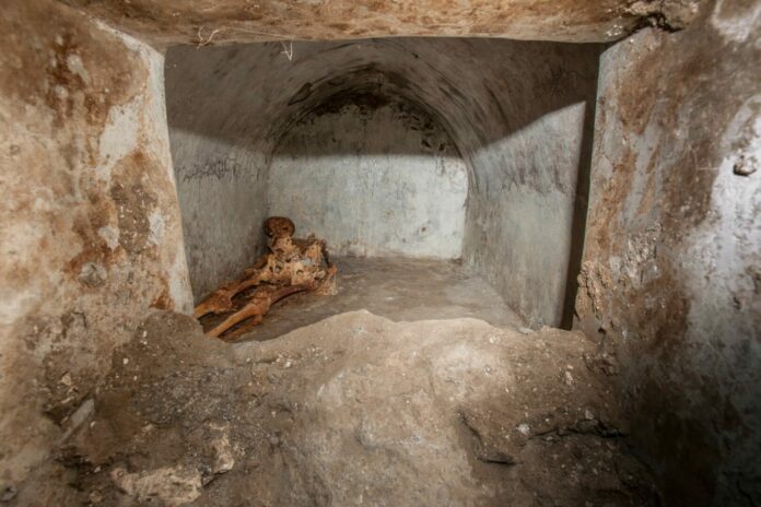 Pompei, scoperta una tomba con corpo semi mummificato