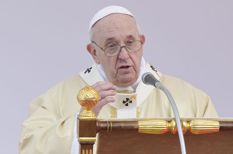 Il Papa tra i profughi di Lesbo “Fermiamo il naufragio di civiltà”