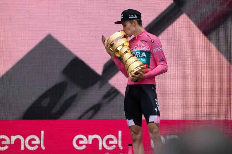 Hindley vince il Giro d’Italia, ultima tappa a Sobrero