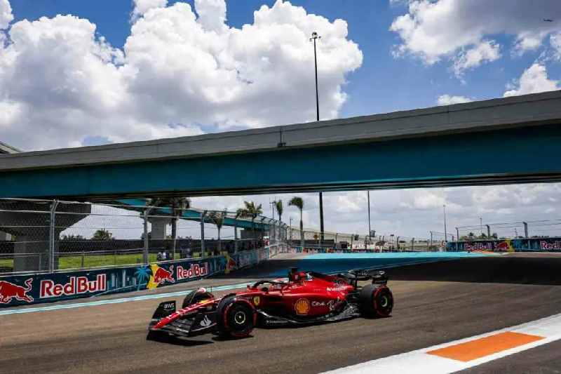 Prima fila Ferrari a Miami: pole Leclerc davanti a Sainz