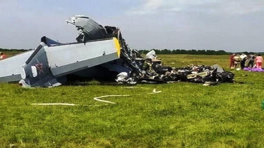 L'aereo dei paracadutisti si schianta al suolo dopo l'atterraggio. Almeno 9 morti