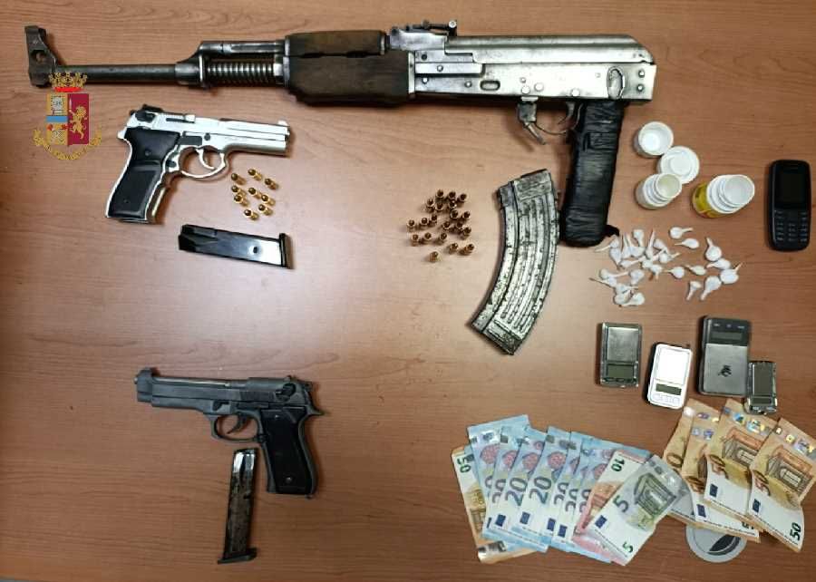 Caivano ( NA ): sorpresi con armi e droga. La Polizia di Stato arresta tre caivanesi.