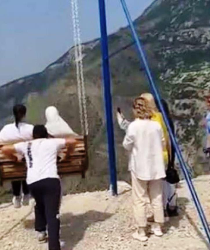 Tragedia sfiorata per un "selfie": la corda dell’altalena si spezza sul canyon, due ragazze precipitano nel vuoto. VIDEO
