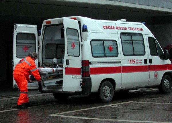 Immagine ambulanza operaio moto folgorato