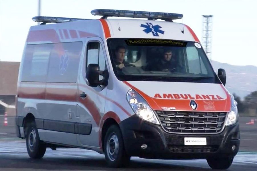 immagine ambulanza incidente sul lavoro ad iglesias, precipita dal tetto e muore un 45enne