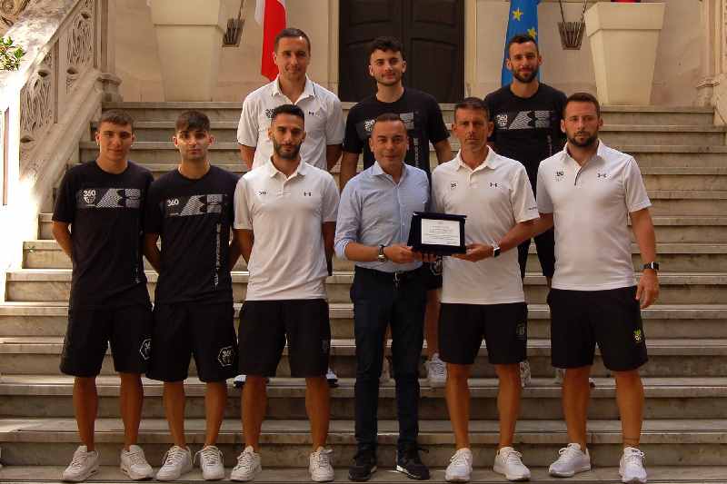 L'Assessore Andrea Floris ha consegnato un riconoscimento alla 360GG Futsal
