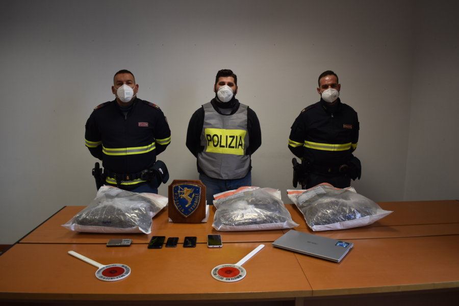 Cagliari: trovati con oltre 8 Kg di marijuana durante un controllo. Arrestati 2 giovani dalla Polizia Stradale