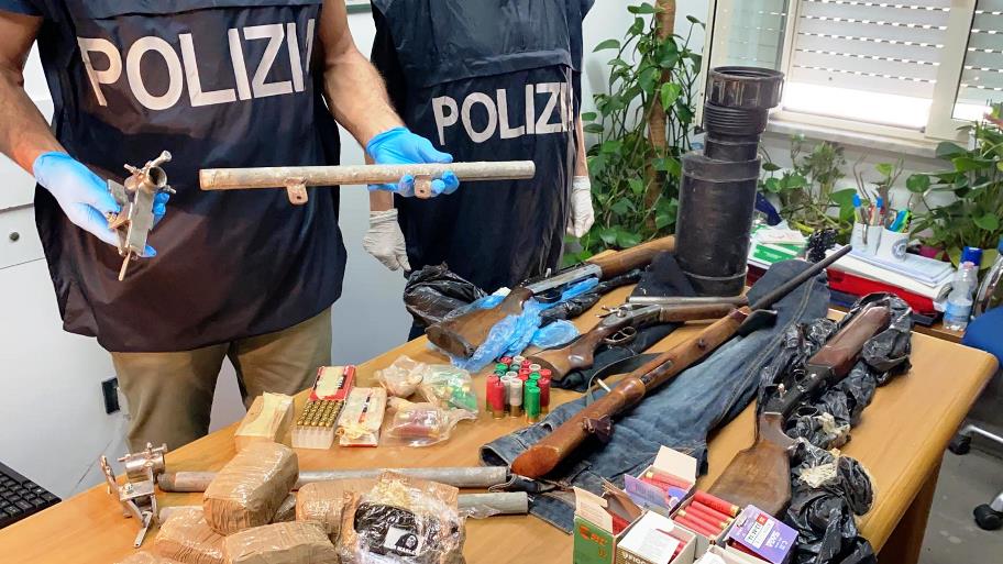 immagine ordigni esplosivi droga a armi sequestrati da polizia a pensionato di quartu
