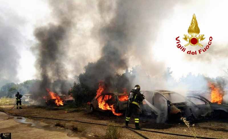 Sestu. Incendio tra le sterpaglie, distrutte 9 auto in sosta e alcune strutture