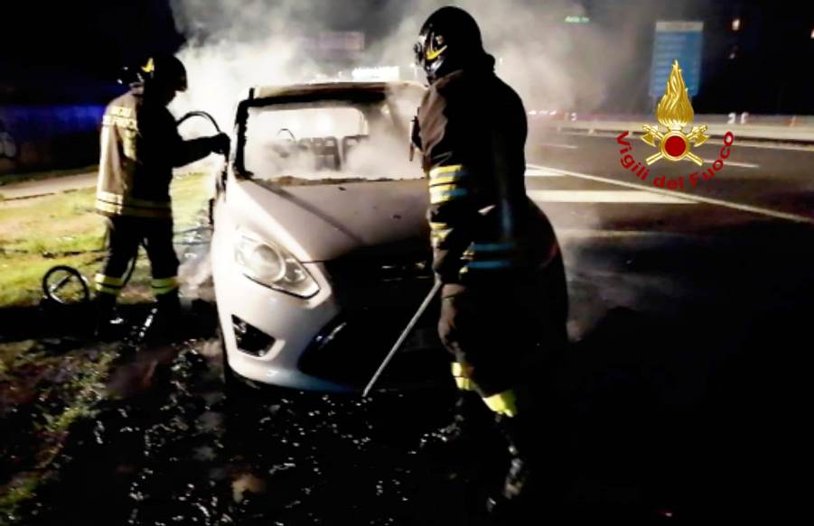 intervento dei vigili per auto in fiamme nella ss554