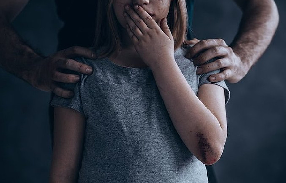 immagine bambini abusata dal padre assistenti sociali contro la madre