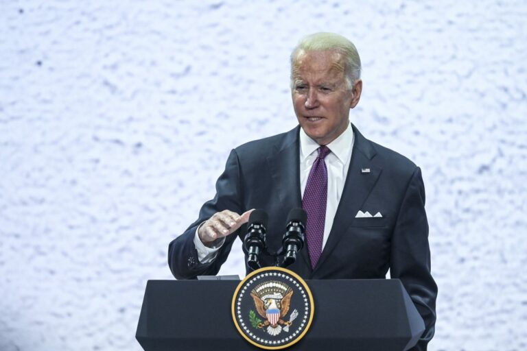 Biden “Stop alle importazioni di petrolio e gas dalla Russia”