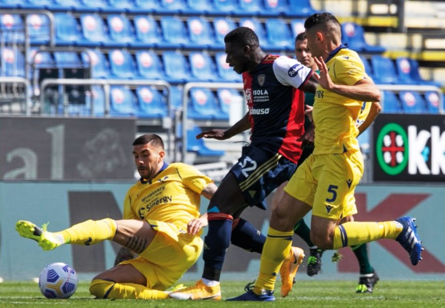 Cagliari ora è complicatissima: il Verona vince 0-2