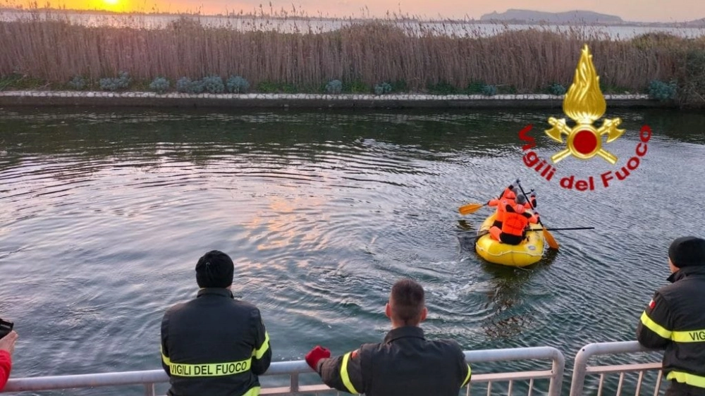 Cagliari. I Vigili del fuoco salvano un cane caduto nel canale di Terramaini