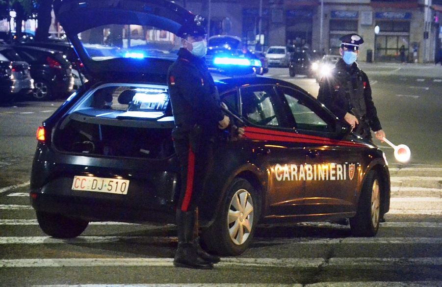 carabinieri in posto di blocco, Maltratta i genitori. Arrestato un 32enne di Quartu e residente a Monserrato