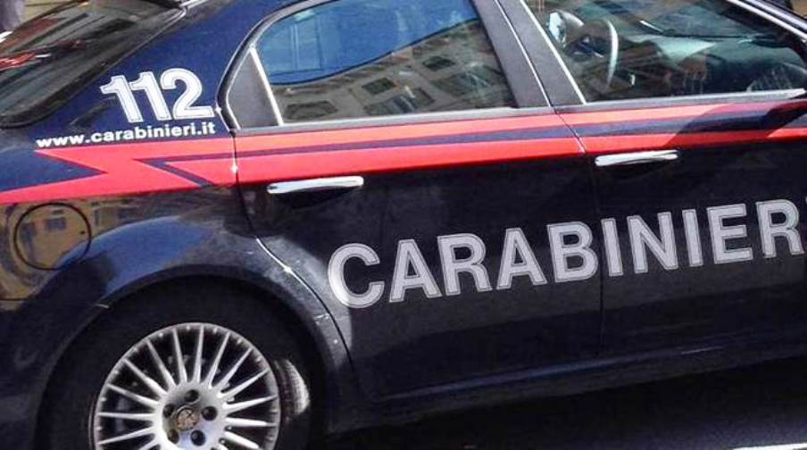 carabinieri , ragazzo di 26 anni denunciato perchè trovato con marijuana droga