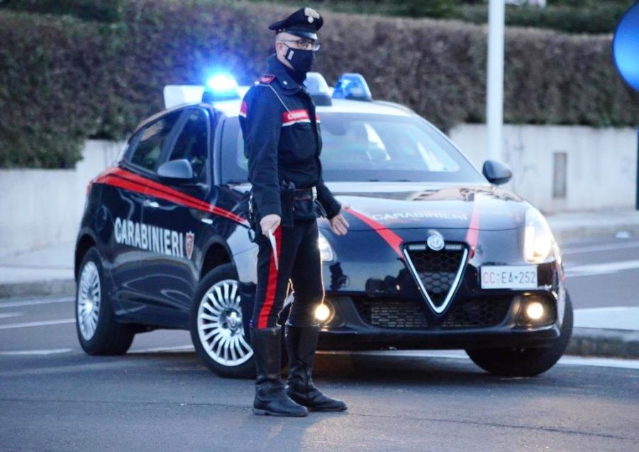 immagine carabinieri posto di blocco, arrestata ragazza si 29 anni furti negozi lidl a guspini