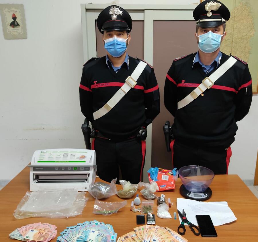 Foto Carabinieri con Droga sequestrata