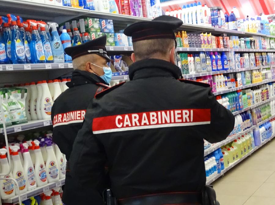 Immagine Carabinieri in un negozio