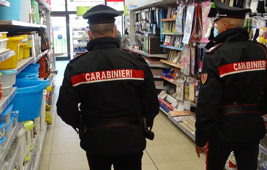 Cagliari. Molestava i clienti del supermercato con pressanti richieste di denaro: decreto di espulsione per un senegalese irregolare