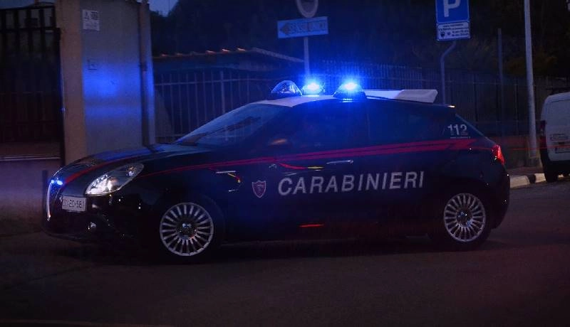 Sconosciuti prendono a calci la porta di casa che non si apre, ma era quella di una vicina che impaurita chiama i carabinieri