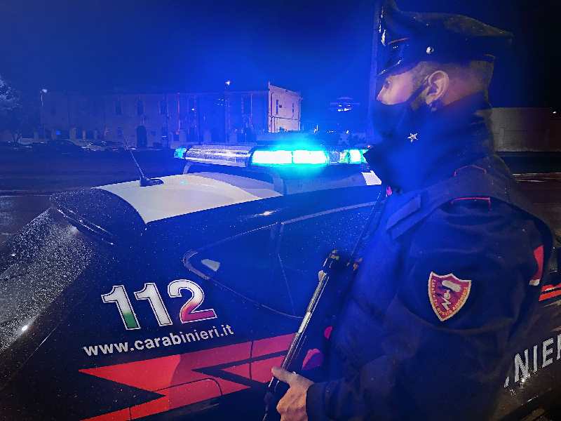 Ubriaco inveisce contro i carabinieri che lo invitavano a non mettersi alla guida dell'auto