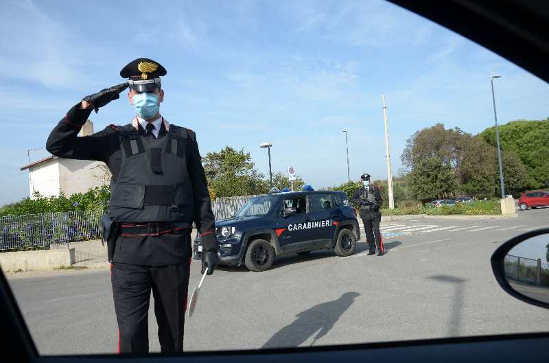 posto di blocco dei carabinieri fermato ventenne senza patente
