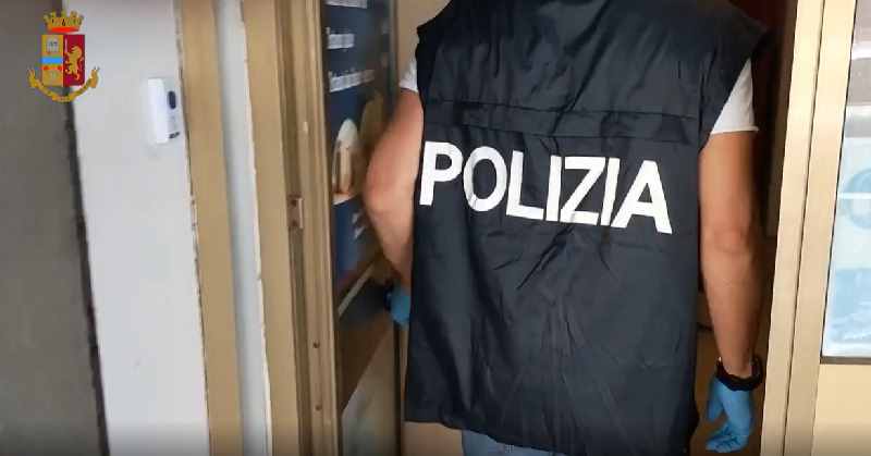 Cagliari: Sfruttamento della Prostituzione. Chiusi due centri massaggi a luci rosse