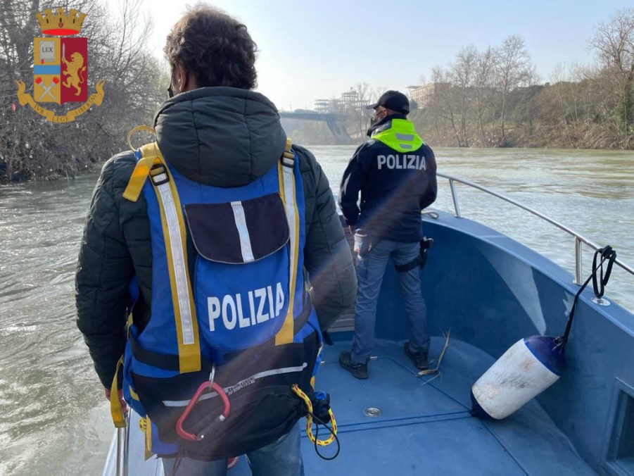 Roma. Controlli della Polizia di Stato lungo la sponda del fiume Tevere e in zona Colombo.