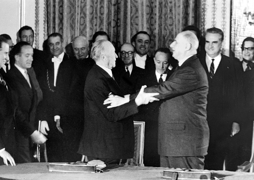 Espressione gioiosa di De Gaulle e Adenauer una volta firmato il trattato dell'Eliseo