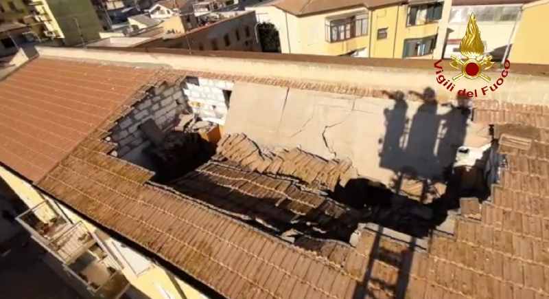 Porto Torres: Crolla parte del tetto di una palazzina VIDEO