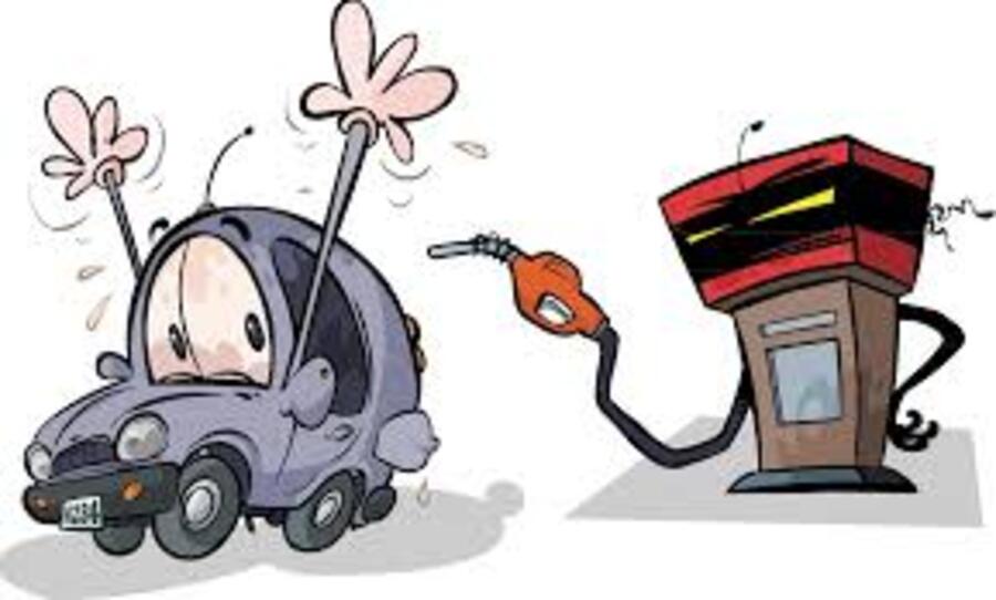 Disegno auto che fugge da pompa di benzina