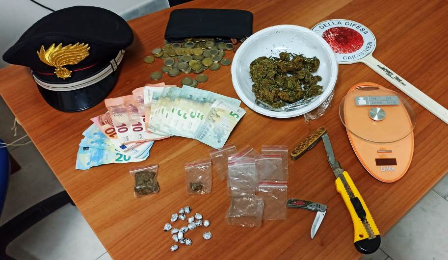 immagine droga e denaro recuperati dai carabinieri a sinnai
