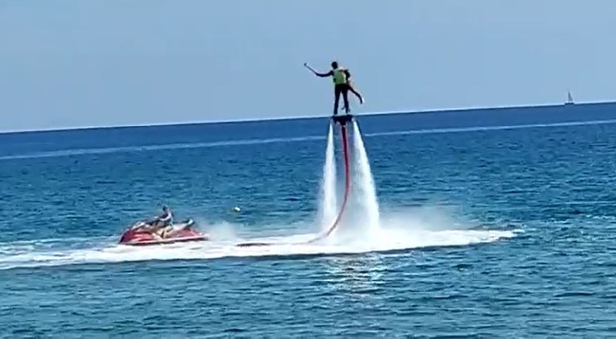 Il campione di flyboard Cristiano Perseu vola sull'acqua con i ragazzi speciali dell'Olimpia Onlus