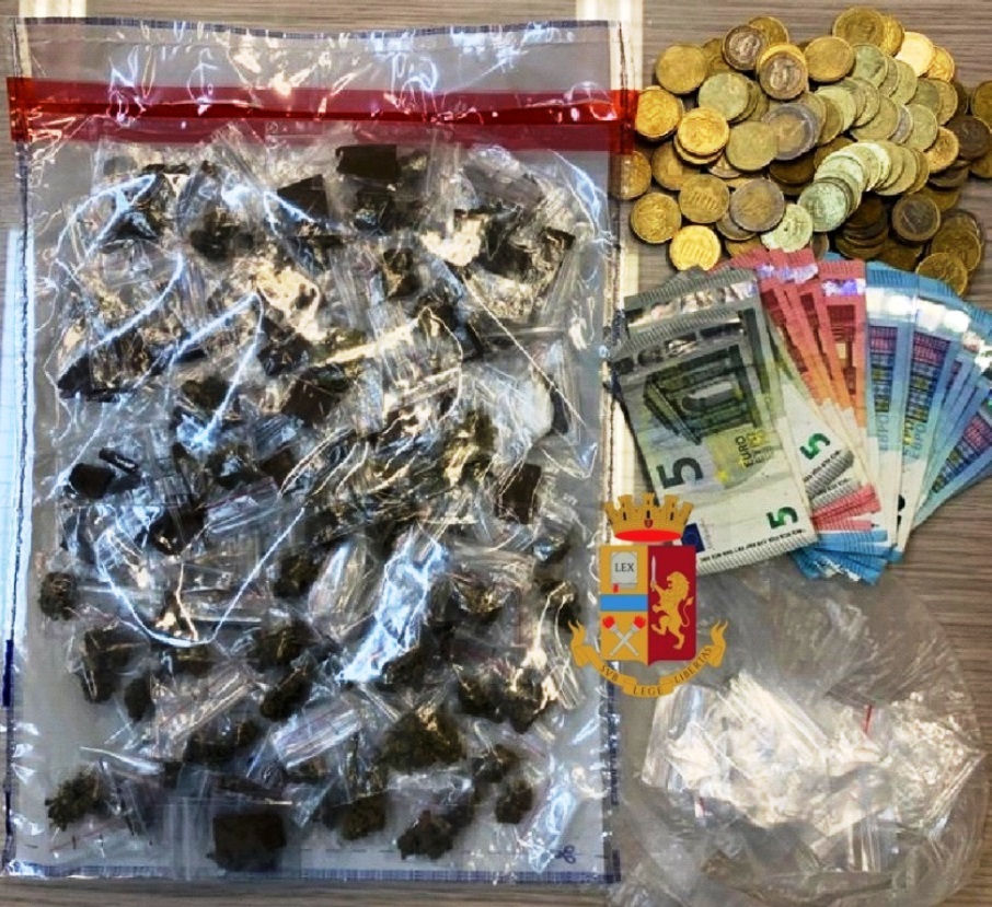 immagine droga e denaro sequestrato dalla polizia