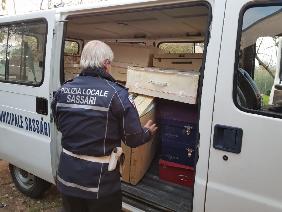 Sassari: Dalla Polizia locale due furgoni carichi di doni
